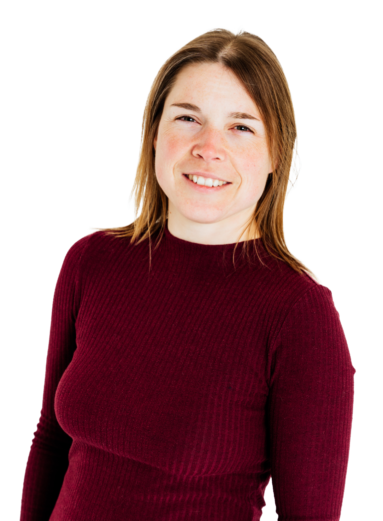 Yvonne Auer mit rotem Pullover vor weißem Hintergrund